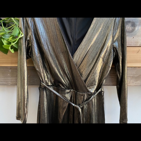 NEW LOOK Gold Sheer 3/4 Sleeve V-Neck Party Dress - Picture 4 of 10